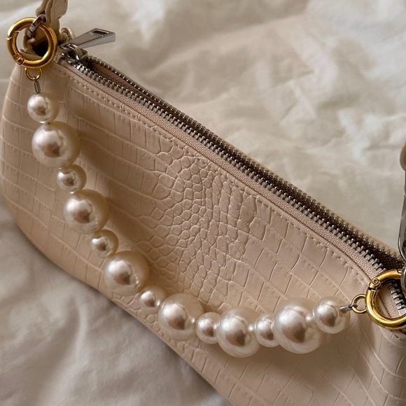 JW PEI Shoulder Bag — Ivory | Vegan Leather | *Removable Pearls and Gold Chain - Picture 4 of 11